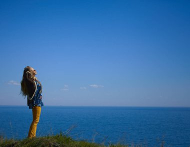 denizin enginliğinde tek başına yürümek