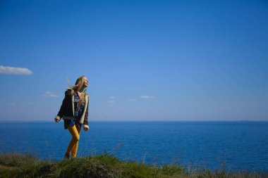 denizin enginliğinde tek başına yürümek