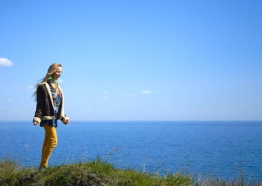 denizin enginliğinde tek başına yürümek