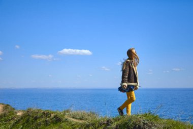 denizin enginliğinde tek başına yürümek