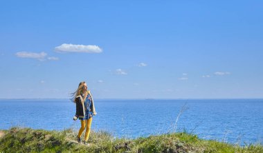 denizin enginliğinde tek başına yürümek