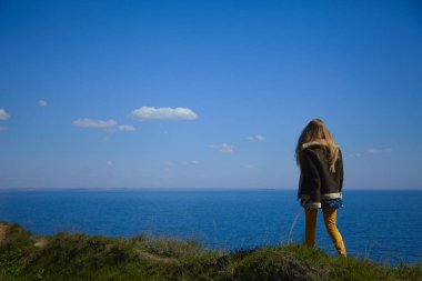denizin enginliğinde tek başına yürümek
