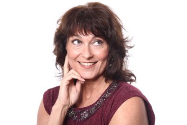 Beyaz arka planda gülümseyen kadın