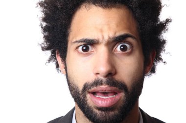 Beyaz arka planda siyah şaşırmış adam 