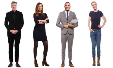 Çok ırklı insanlar kümesi beyaz arka plan üzerinde poz