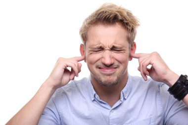 Beyaz adam kulakları koruyor