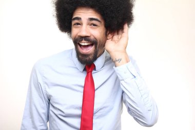 Mutlu siyah adam beyaz arka plan üzerinde poz