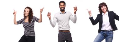 Çok ırklı insanlar kümesi beyaz arka plan üzerinde poz