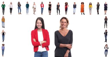 Beyaz arka planda farklı yaşlarda çok ırklı kadınlar kümesi