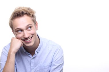 Beyaz genç adam gülümsüyor