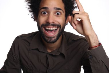 Beyaz arka planda siyah şaşırmış adam 