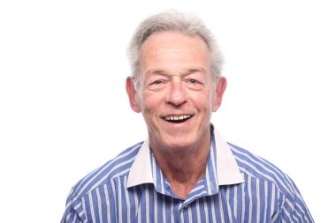 Yaşlı beyaz adam gülümsüyor