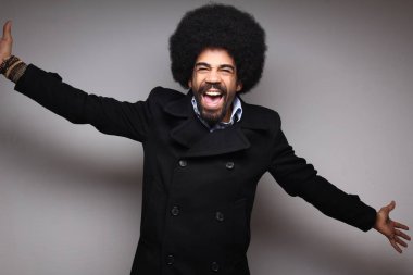 Gri arka plan önünde olumlu afro işadamı