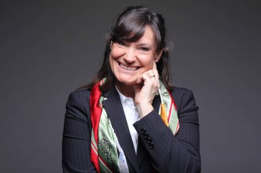 Eski beyaz kadın gülümsüyor