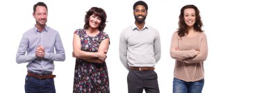 Çok ırklı insanlar kümesi beyaz arka plan üzerinde poz