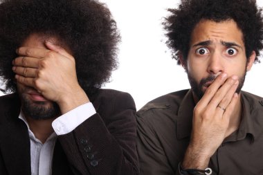 İki erkekler beyaz arka plan üzerinde poz siyah 