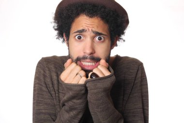 Beyaz arka plan üzerinde siyah adam korkuttu