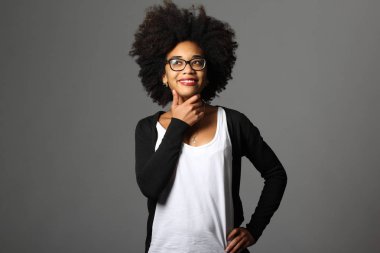 Güzel bir Afro-Amerikan kadın hakkında bir şeyler düşünüyor