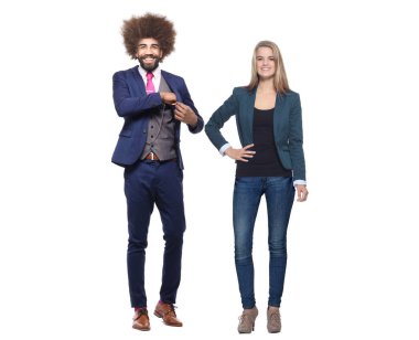 mutlu genç bir çift beyaz zemin üzerine