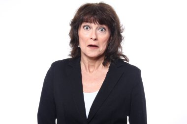 beyaz zemin üzerine şaşırmış kadın