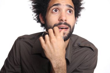 Beyaz arka planda siyah adam düşünme 