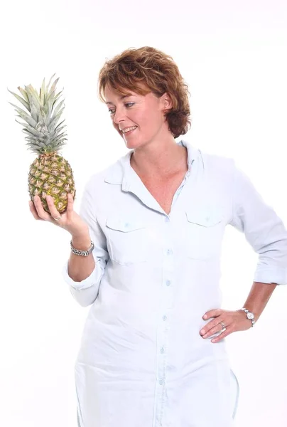 Donna Che Tiene Ananas Mano — Foto Stock