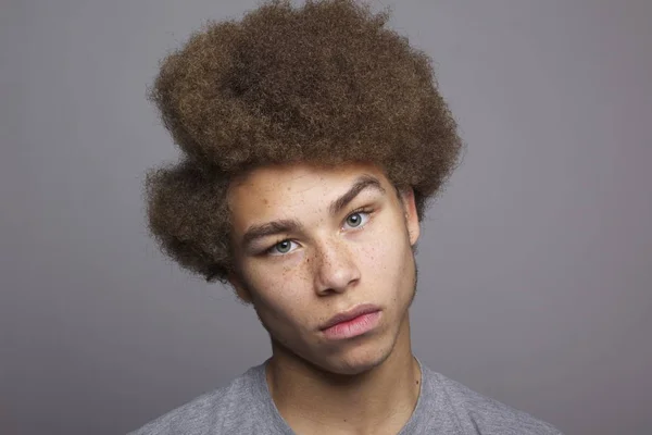 siyah adam Studio poz