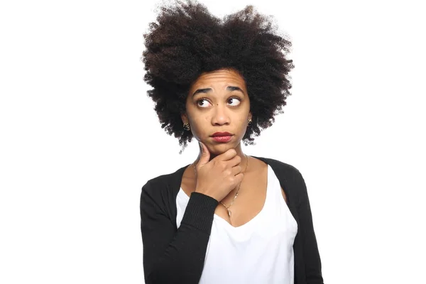 Schöne Afroamerikanische Frau Denkt Über Etwas Nach — Stockfoto
