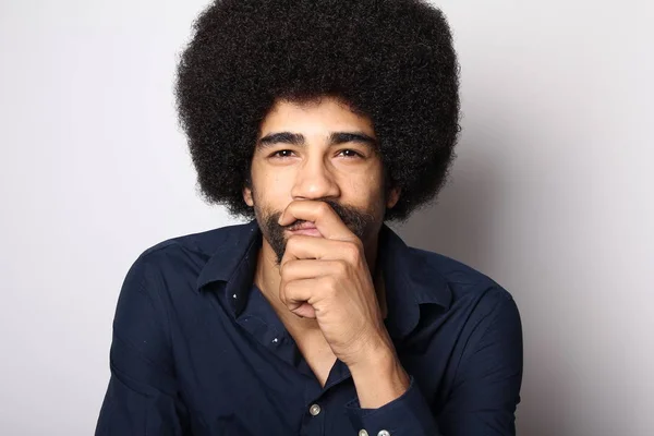 Hombre Negro Feliz Posando Sobre Fondo Blanco — Foto de Stock