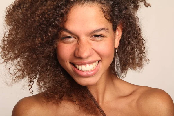 Güzel kıvırcık siyah kız