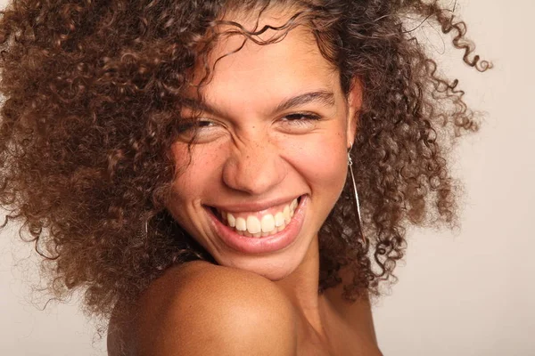 Güzel kıvırcık siyah kız