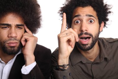 İki erkekler beyaz arka plan üzerinde poz siyah 