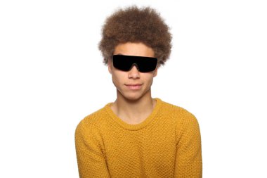 siyah adam Studio poz