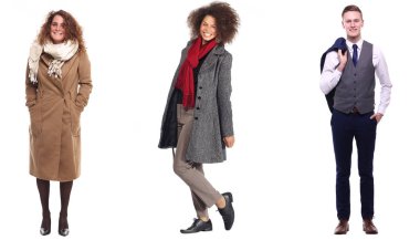 Erkek ve kadın beyaz arka planda poz