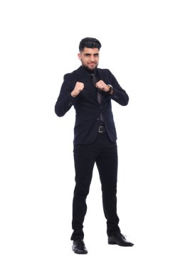 Genç Arap adam gülümsüyor