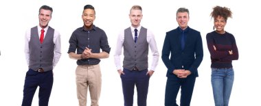 Çok ırklı insanlar kümesi beyaz arka plan üzerinde poz