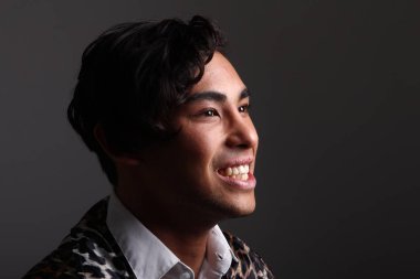 Asya genç adam gülümsüyor