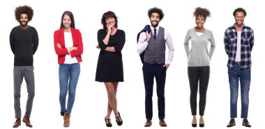 Çok ırklı insanlar kümesi beyaz arka plan üzerinde poz