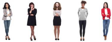 Irklararası kadınlar beyaz arka planda poz