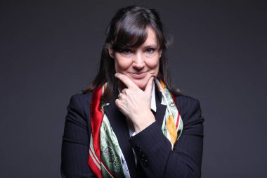 Eski beyaz kadın gülümsüyor