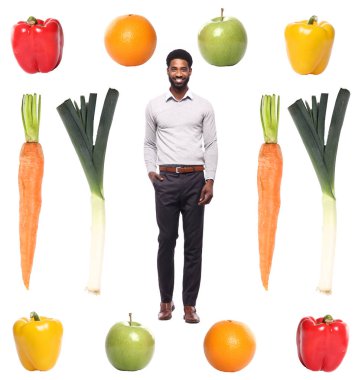 Farklı sebze ve meyveler ile Afro-Amerikan adam