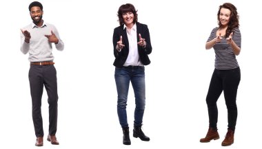 Çok ırklı insanlar kümesi beyaz arka plan üzerinde poz