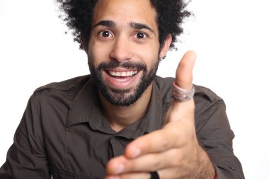 Siyah adam yardım etmek için el sıkışma