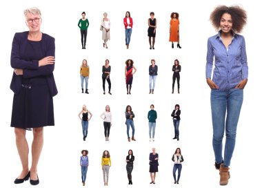 Beyaz arka planda farklı yaşlarda çok ırklı kadınlar kümesi