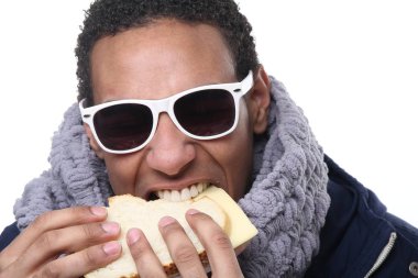 Siyah adam yeme sandviç