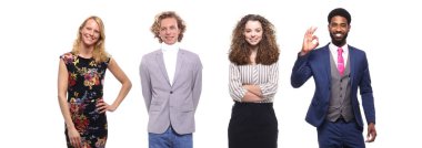 Çok ırklı insanlar kümesi beyaz arka plan üzerinde poz