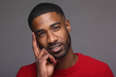 Siyah adam poz gülümseyen