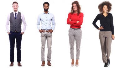 Çok ırklı insanlar kümesi beyaz arka plan üzerinde poz