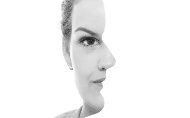 Metin için yer ile siyah ve beyaz ses tonuyla genç güzel kız