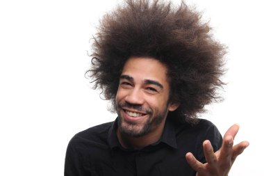 Mutlu siyah adam beyaz arka plan üzerinde poz